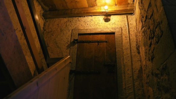 Koppel ontdekt bizarre horrorkamer in eigen woning, terwijl ze er al 4 jaar wonen