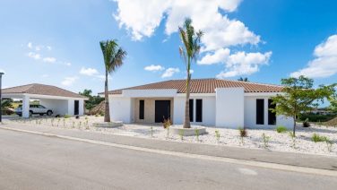 Droomwoning alert: voor € 1 miljoen krijg jij een villa met zwembad en golfbaan op Curaçao
