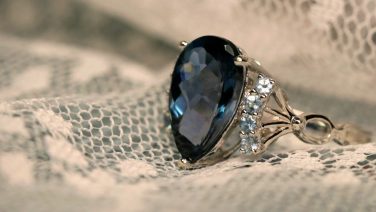 Vrouw kocht ring voor slechts $12 bij kofferbakverkoop, blijkt een fortuin waard te zijn