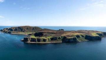 Privé-eiland met 7 huizen, een vuurtoren, 55 schapen én pub staat nu te koop
