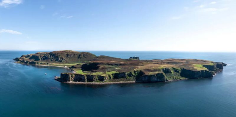 Privé-eiland met 7 huizen, een vuurtoren, 55 schapen én pub staat nu te koop