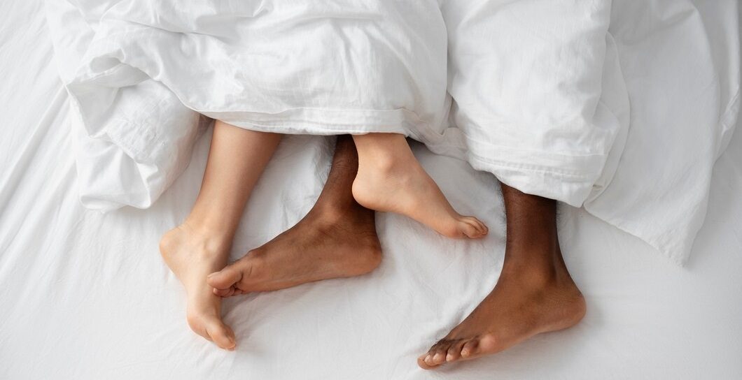 Dit vinden mannen de 5 meest irritante dingen die hun partners doen in bed