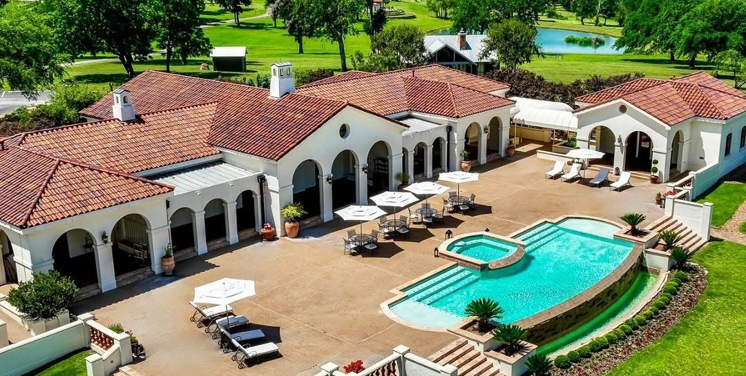 Drake legt € 13 miljoen neer voor voormalig resort, welke hij nu gebruikt als een eigen villa