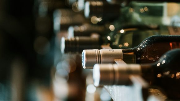 Waarom moeten wijnflessen liggend bewaard worden?