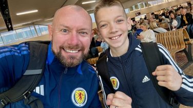 Schotse vader neemt zoontje mee naar het EK en stuurt school een geniaal mailtje