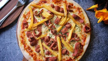 Fantastisch of een fiasco? Lidl verkoopt nu een friet-pizza en een frikandel speciaal-pizza