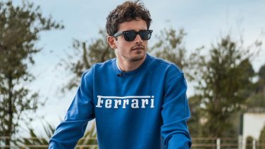 Beelden: Charles Leclerc haalt zijn gloednnieuwe Ferrari SUV op