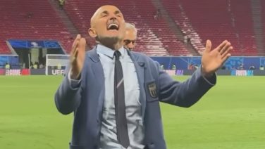 Coach van Italië verschijnt met uniek, maar opvallend betaalbaar horloge langs de zijlijn