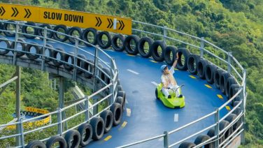 Adrenaline-boost gegarandeerd: dit Chinese pretpark heeft de vetste kartbaan ter wereld
