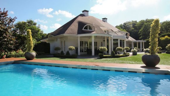 Rondleiding: Rob Geus koopt prachtige villa met alles erop en eraan
