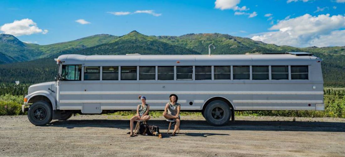 Stel maakt van oude schoolbus ultiem droomhuis voor de reiziger