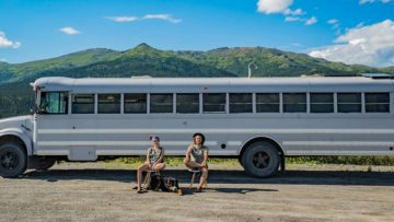 Stel maakt van oude schoolbus ultiem droomhuis voor de reiziger