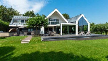 Nederlandse media-ster (25) zet prachtige villa te koop voor zo’n € 1,8 miljoen