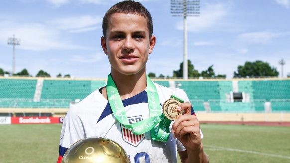 Jongste Amerikaanse profvoetballer ooit (14) verdient nu al een megasalaris