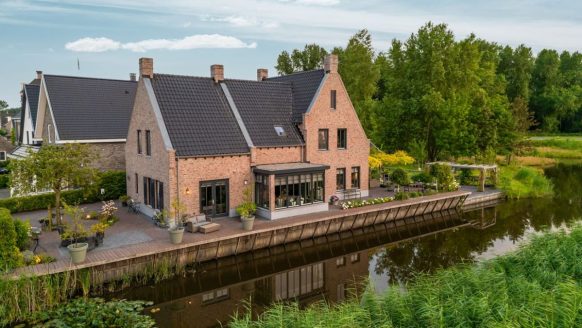 Rondleiding: Alex van Keulen (Kopen zonder Kijken) verkoopt zijn prachtige villa in Almere