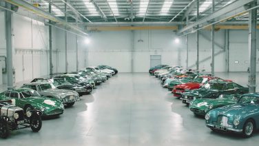 Zien: Aston Martin viert opening nieuwe fabriek met een kijkje achter de schermen