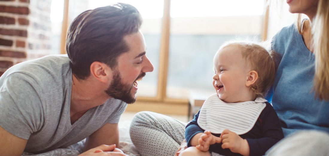 Goed nieuws voor de vaders: ING stelt een maand vaderschapsverlof in