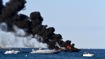 Video: miljoenenjacht aan de kust van Saint-Tropez gaat in vlammen op