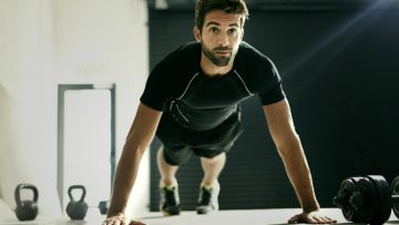 Met de plank to push-up train je met één oefening al je spiergroepen