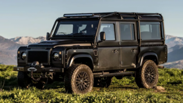 Een waar off-road monster: All-black Land Rover Defender