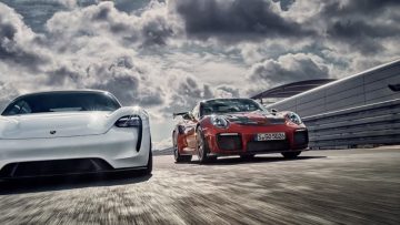 De Porsche Mission E en GT2 RS ‘Widowmaker’ samen op het circuit