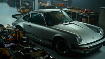 Neem een kijkje in deze schitterende Porsche garage