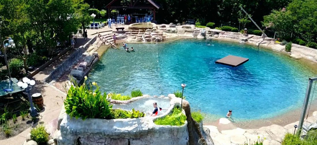 Een fanatieke man bouwde in 25 jaar één van de bruutste privézwembaden ooit
